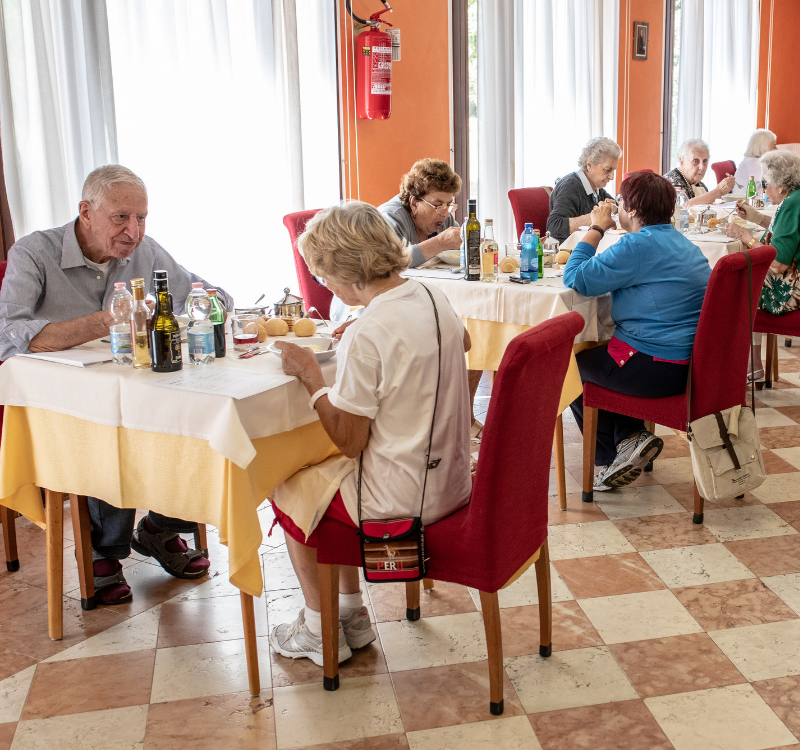 albergo anziani autosufficienti, anziani residenza, anziani lago Garda,